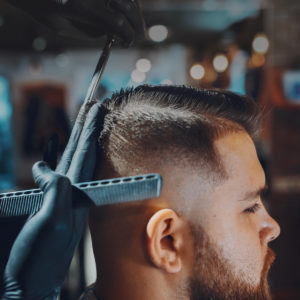 Descubre los diferentes tipos de peines para el barbero