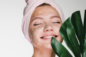 ¿Por qué es importante exfoliar la piel en invierno?